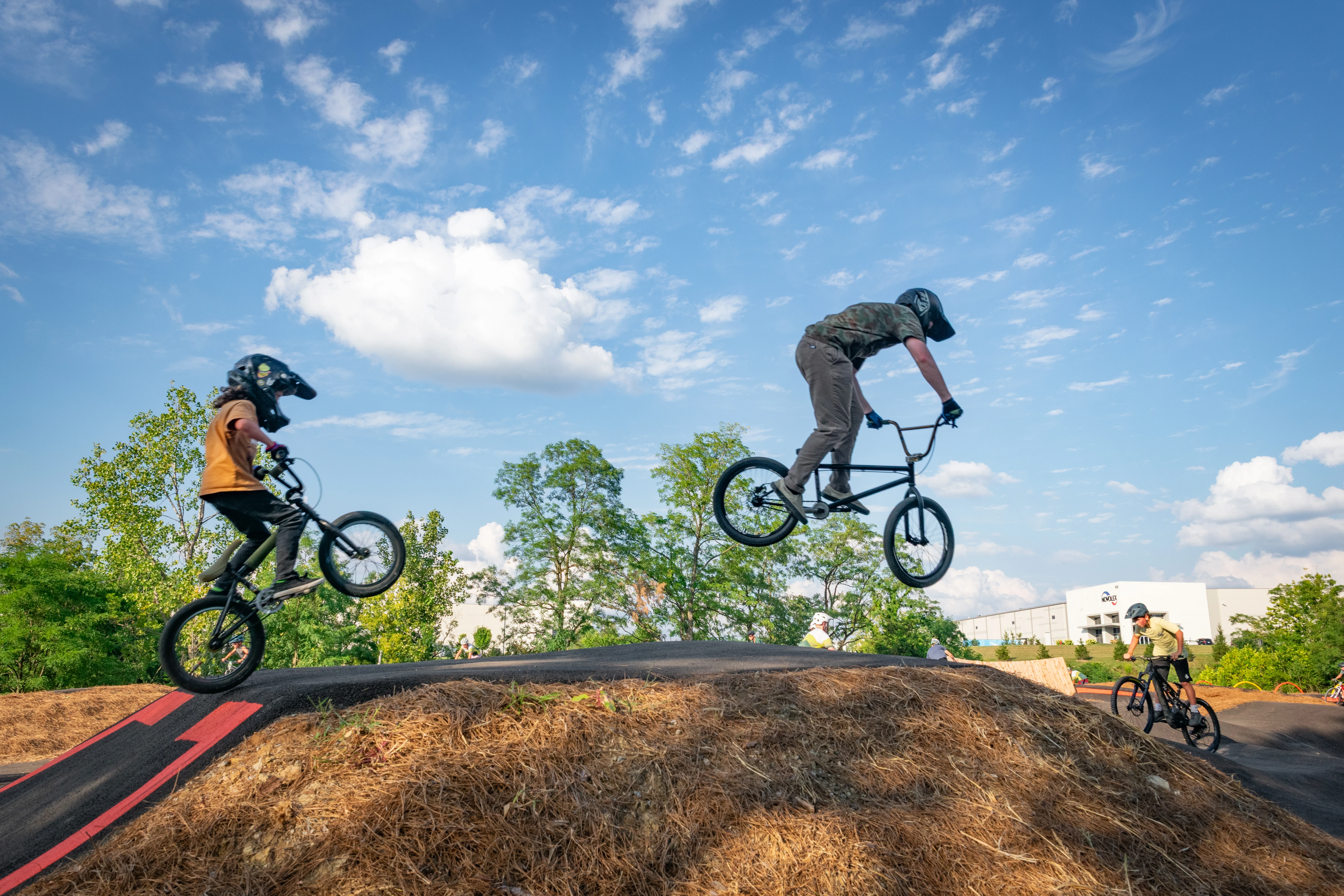 Eons "The Flow" Bike Park Kids Jumping
